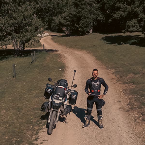 ver pre-temporada dos de mario de free live free ride dando la vuelta al mundo en moto, viajando solo con moto por el mundo